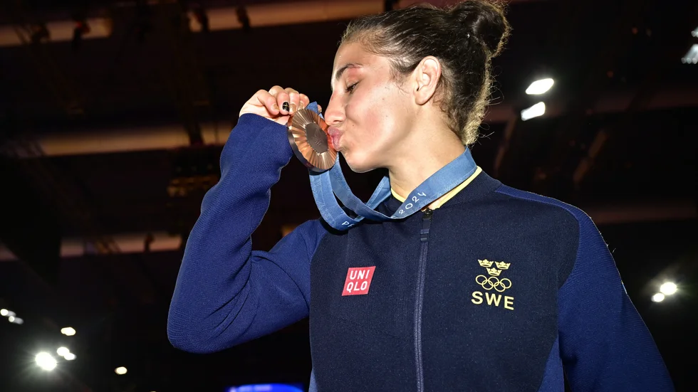 Tara Babulfath kysser sin OS-bronsmedalj.