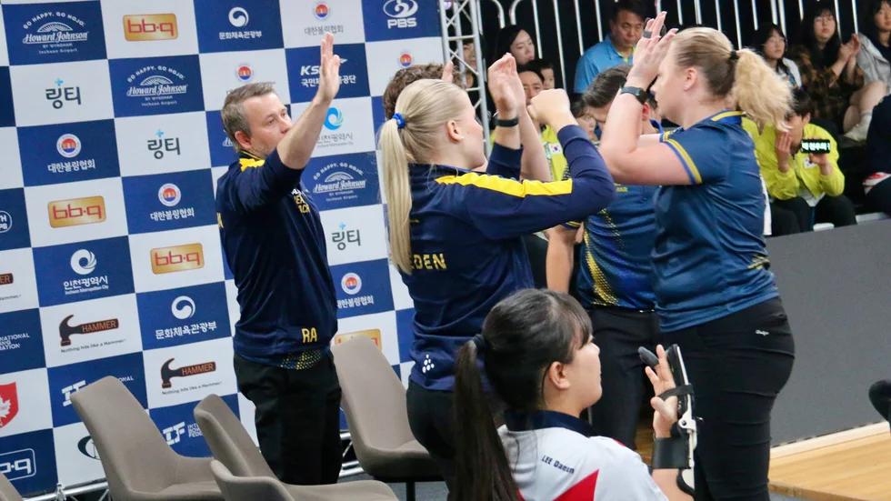 "Det känns fantastiskt", säger Robert Andersson om medaljsuccén. Här syns han jubla tillsammans med de svenska bowlarna.