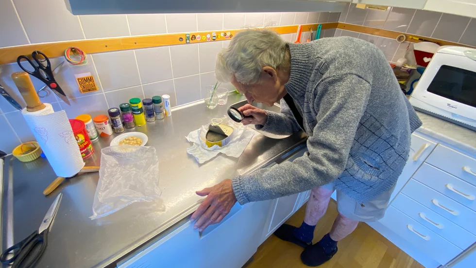 96-åriga Henry Bark letar datum-märkning på den danska skinkan som blivit dålig.