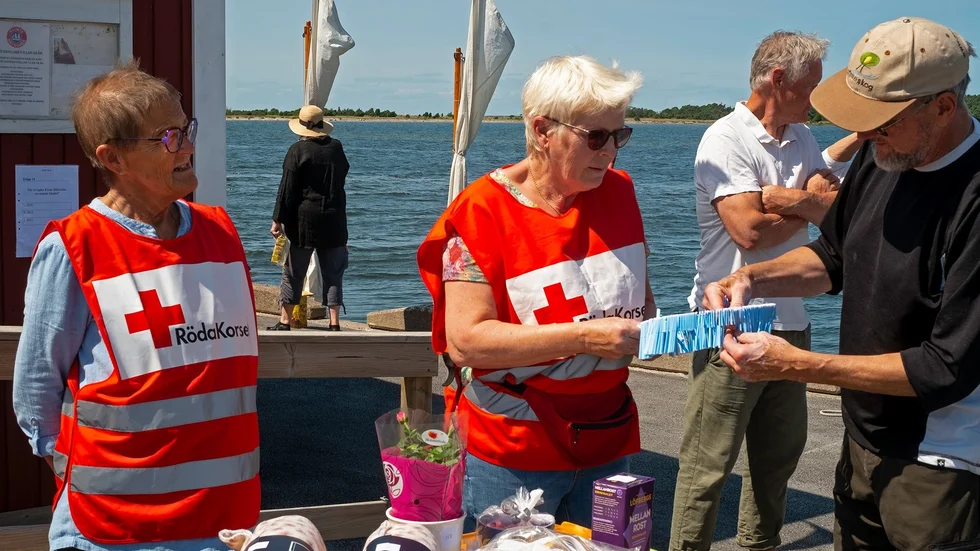 Aina och Britt säljer lotter på Klinte Båtklubbs 50-årsfirande.