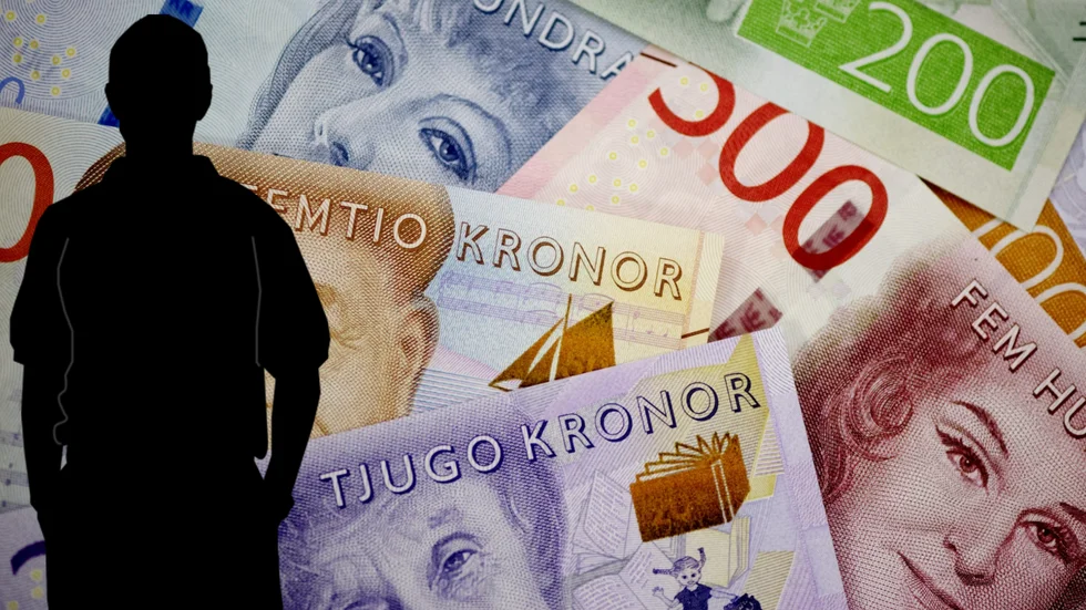 En man misstänks ha agerat målvakt och tvättat de pengar som en bedragare lurade en Enköpingskvinna att föra över från hennes konto.