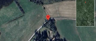 Träd över vägen påverkar trafiken på väg 711
