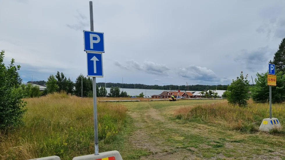 Här är parkeringen, en gräsbevuxen yta med infart från Trädgårdsmästarvägen.