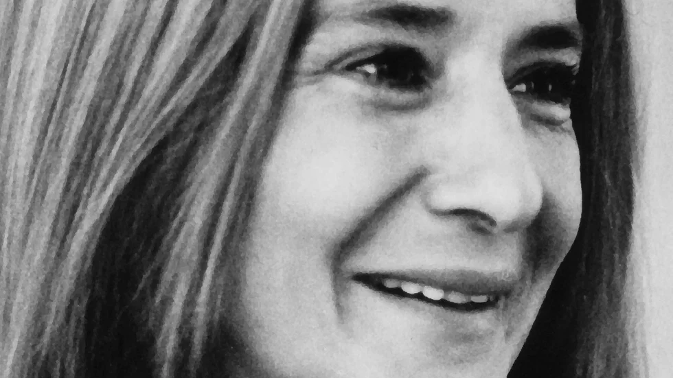 Tezer Özlü (1943–1986) växte upp i Istanbul. Hon var verksam som översättare, dramatiker och författare och bodde i exil i Berlin. "Barndomens kalla nätter" har översatts till flera språk.