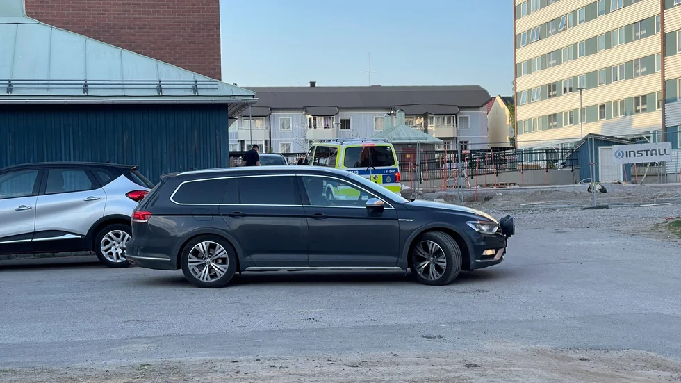 Vid 20-tiden på fredagskvällen syntes polisbilar utanför en central adress i Piteå.