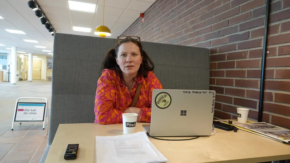 Tina Sandström vill ha ersättning för förlorad arbetsinkomst efter att kommunen sagt upp kontraktet med henne. "Det är gjort på felaktiga grunder", säger hon.