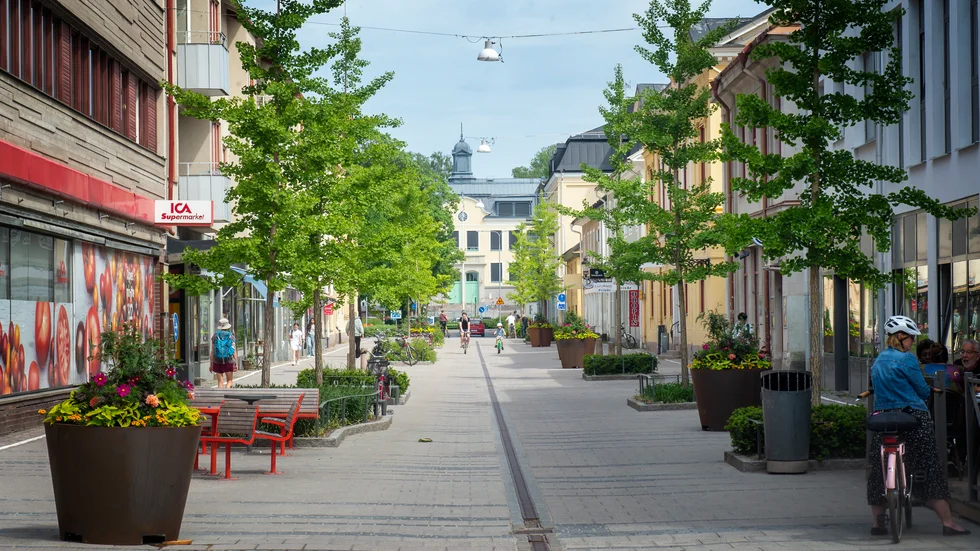 Mannen blev akut kissnödig och valde att kissa i en kruka på öster. Då kom polisen. Nu ska saken avgöras i Nyköpings tingsrätt.