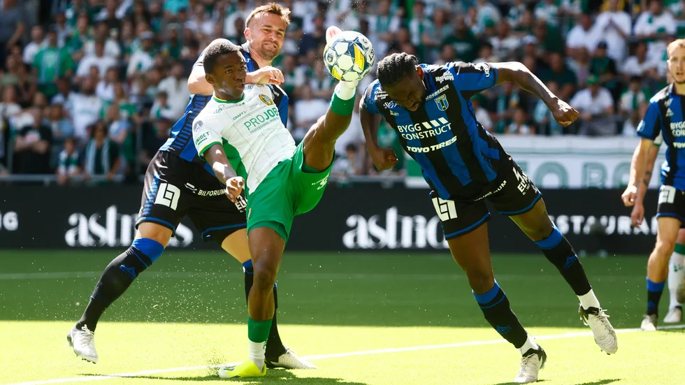 Hammarbys Bouzomana Toure och Sirius Patrick Nwadike.