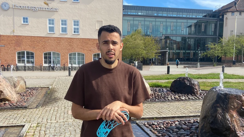 Kommande säsong får innebandyprofilen Omar Aldeeb varva Thomas arena med Thomasgymnasiet.
