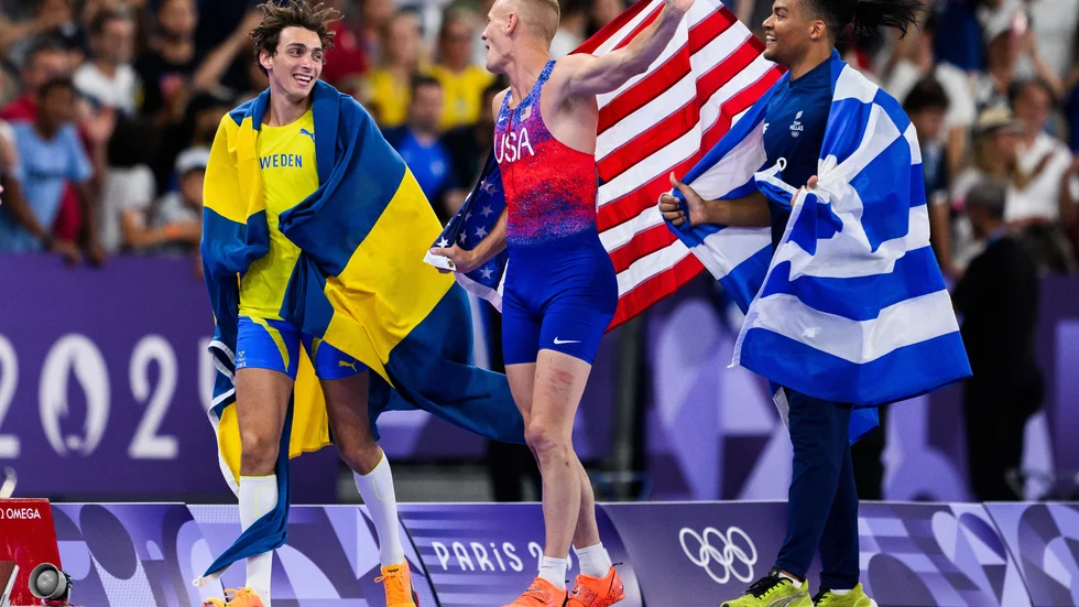 Enade vi står. Armand Duplantis, Sam Kendricks, USA och Emmanouil Karalis från Grekland gläds gemensamt åt sina framgångar.