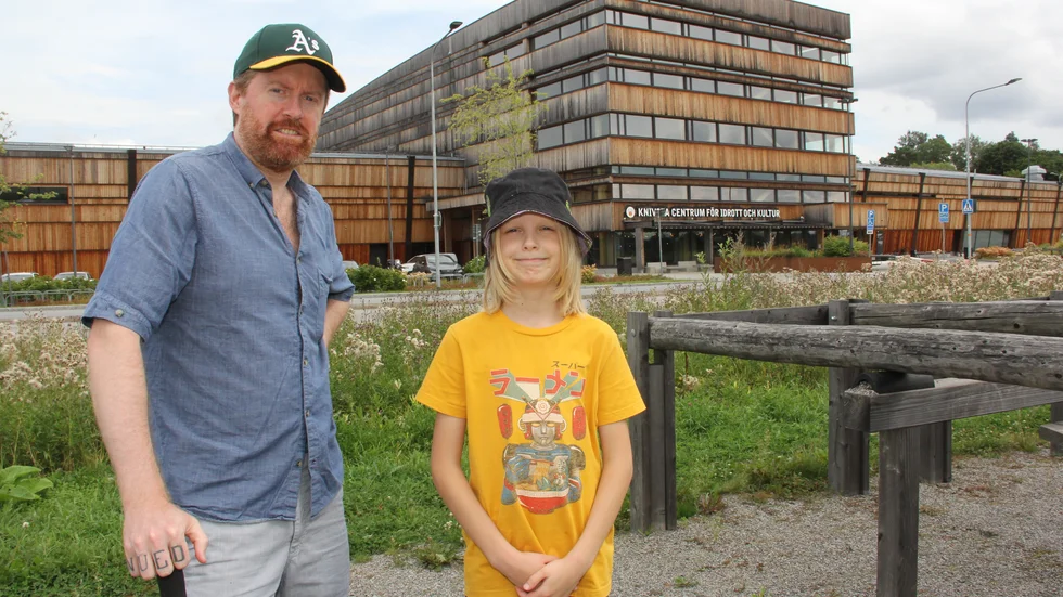 "Vi pratade just om att fasaden på CIK ser så ful ut. Jag kan tycka att när de lägger ner över 400 miljoner kronor på ett projekt så borde de kunna kontrollera i förväg hur fasaden kommer att bli", säger Knivstabon Valdemar Lethin, här med sonen Bror Rörling, 10.