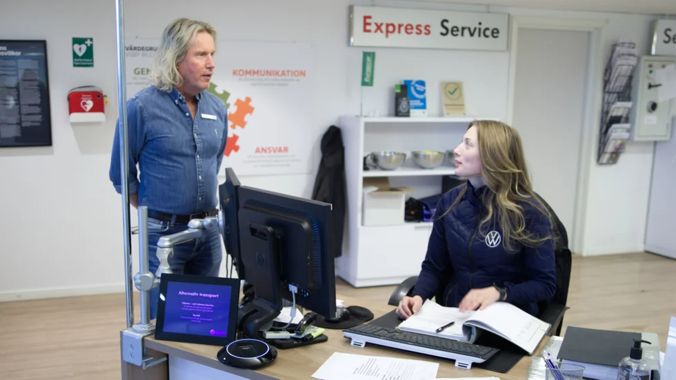 Claes Åberg är ägare och vd på en stor bilhandel i Visby. Här i samtal med företagets servicerådgivare Alicia Martinsson.