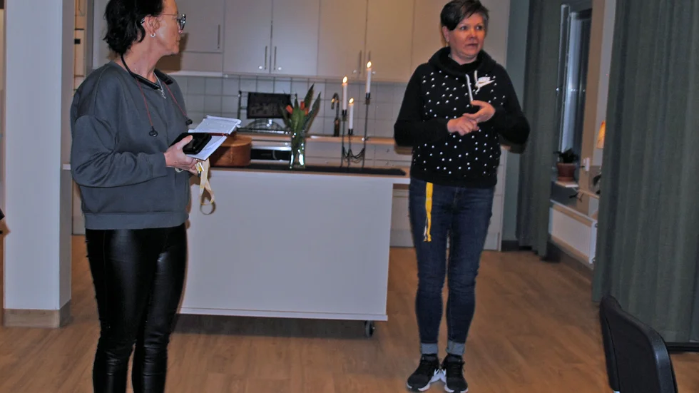 Ulrika Bergman till vänster och Kristina Unnes berättade och visade upp den nya terapilokalen.