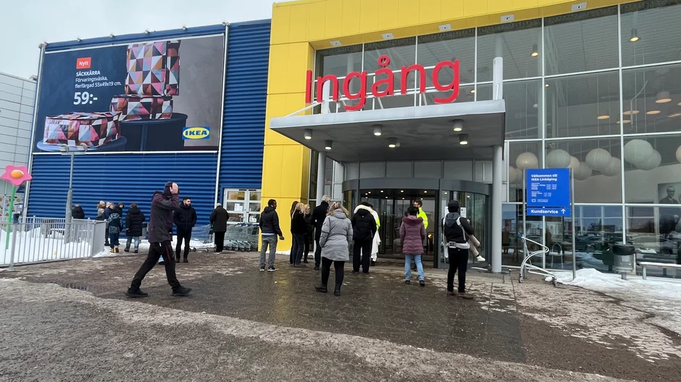 Många står och väntar på att få komma in på Ikea.