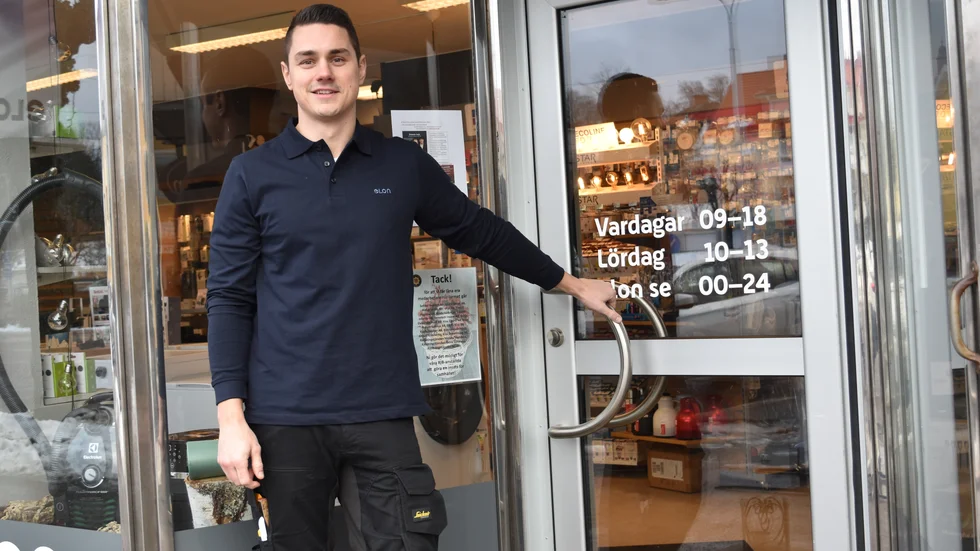 "Det är bra att vi har tillgång till elektriker nu", säger Lukas Lindberg på Elon som nu har startat ett samarbete med Kinda Elteknik. 