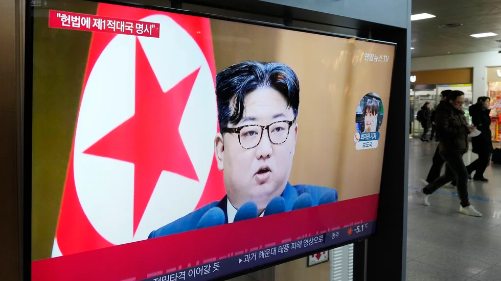 Nordkorea uppges ha avfyrat flera robotar, enligt Sydkoreas militär. På fotot syns regimens ledare Kim Jong Un på en tv-skärm i Seoul. Arkivbild.