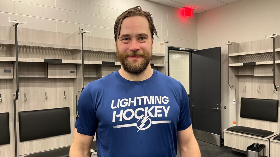 Victor Hedman träffade VT-sporten i bortalagets omklädningsrum i Wells Fargo Center.
