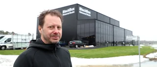 Enorm svart låda drar stjärnartisterna till Linköping