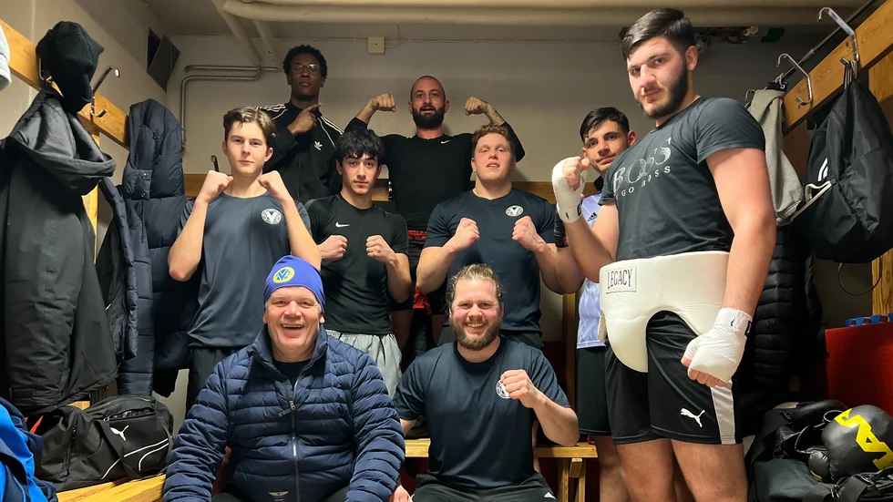 Hela gänget från Värmbols FC och Fightclub Katrineholm samlade efter träningen.