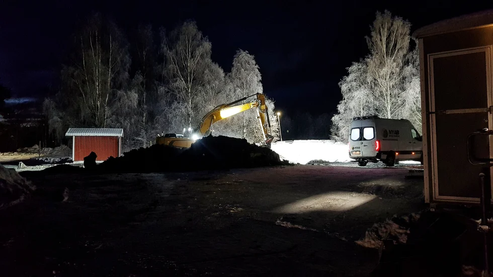 Det största problemet har varit att avloppspumpstationen tryckts upp av grundvattentrycket, den har inte gått att förankra.