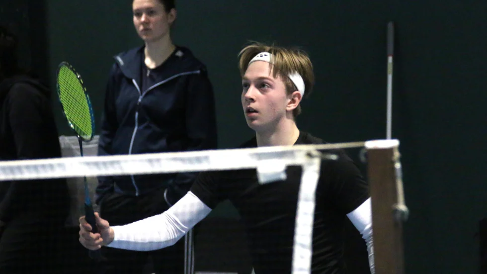 För att finna större tävlingar i badminton får man öka söderut, men Lukas Holmgren tycker att Pitespelen har sin charm. "Det är en väldigt fin tävling", säger 17-åringen från Munksund som debuterade i högsta singelklassen. 