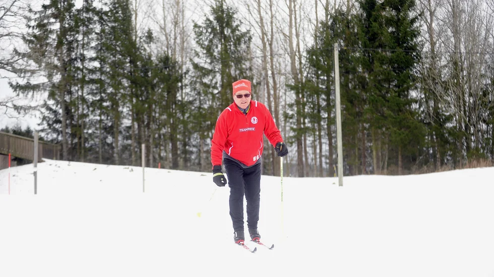 Leif Johansson älskar att se människor åka skidor. Det är därför som han ser till att det finns spår på Dambroängen i Ålberga. "Anledningen till att spåren är så pass bra som de är just nu är att det varit en lång kall period" säger han.