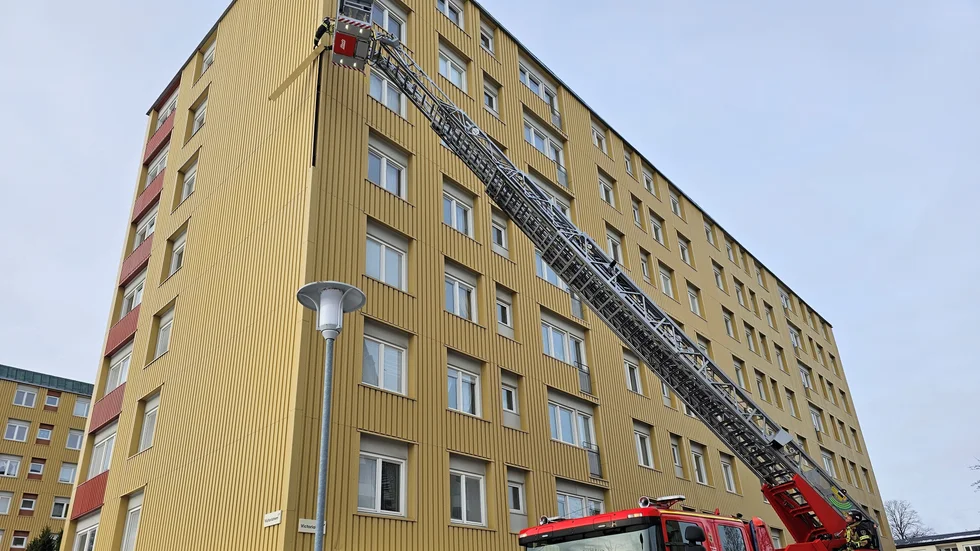 Räddningstjänsten fick på lördagen larm om lösa fasadplåtar på en fastighet på Bäckgatan i Hageby.