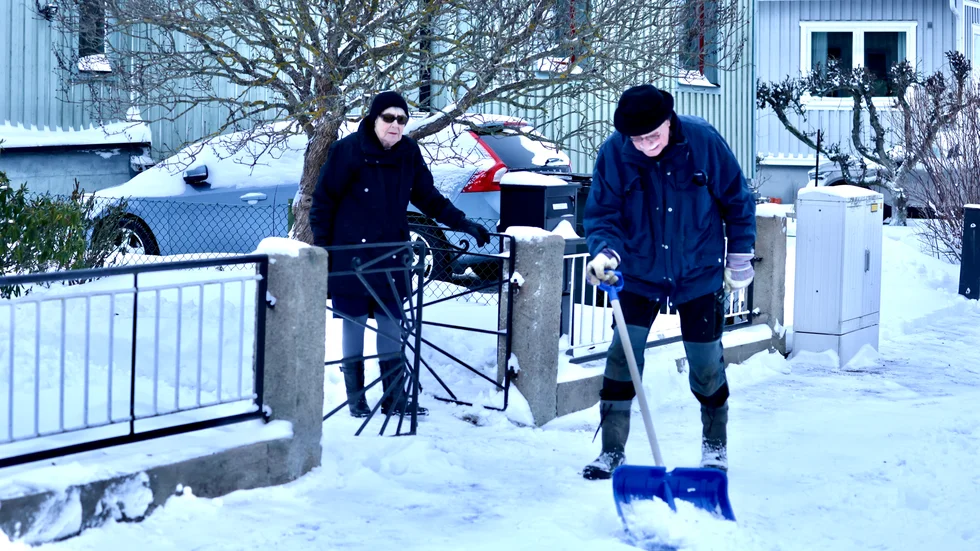 Margareta och Paul Nilsson skottar sin trottoar föredömligt.