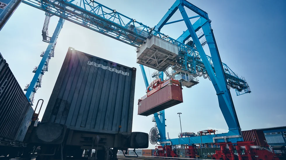 Efter den den 140 mil långa resan från Piteå rullar tågen direkt in på Göteborgs hamns containerterminal. Där kan lasten lyftas direkt på fartyg för vidare transport ut i världen.