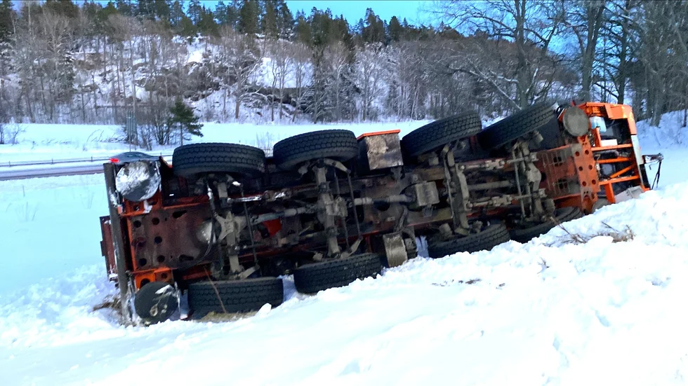 "Det blir en skaplig smäll när 55 ton slår i backen. Jag är rejält mörbultad och blåslagen idag och har en del sårskador", säger Viktor Bergström som körde mobilkranen när olyckan inträffade. 
