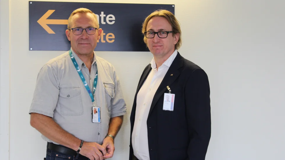 Projektledaren Erik Mella och flygplatschefen Robert Pettersson vid slutbesiktningen av den nya ankomsthallen på fredagen.