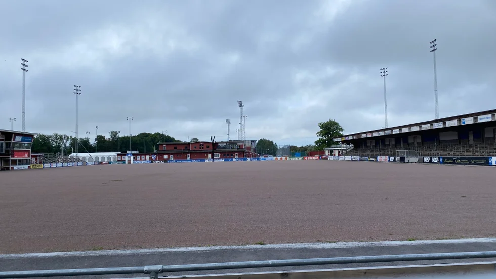 Att bygga en ny hall över bandyplan i Motala blir marginellt dyrare än att lappa och laga den befintliga anläggningen menar insändarskribenterna.