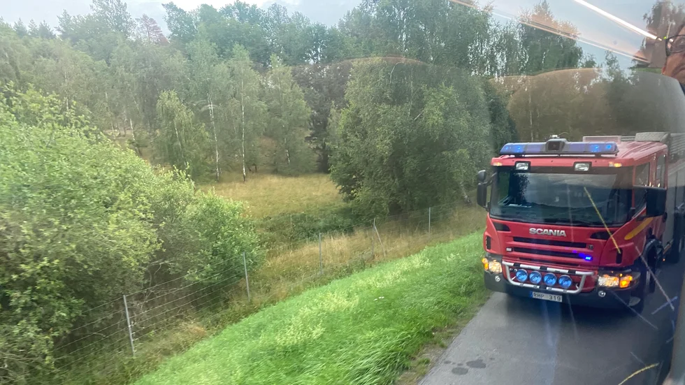 Räddningstjänsten på plats vid olyckan på riksväg 23.