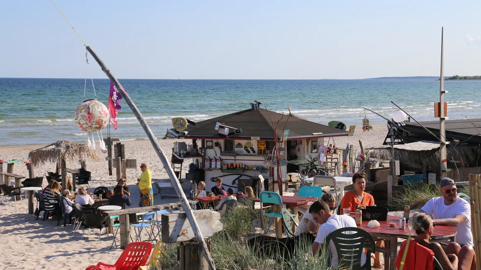 Sudersannas på Sudersand under den tid då de hade dispens från strandskyddet för serveringen. Byggnaderna på bilden har däremot permanent strandskydd. 