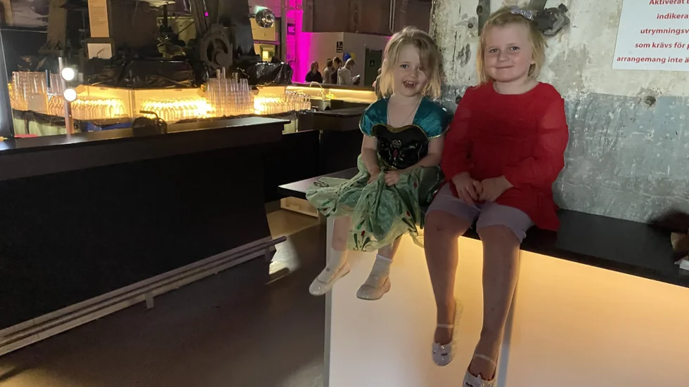 Lova och Ellie Wulkan från Åby längtar efter att få se en föreställning med musik ur Frost.