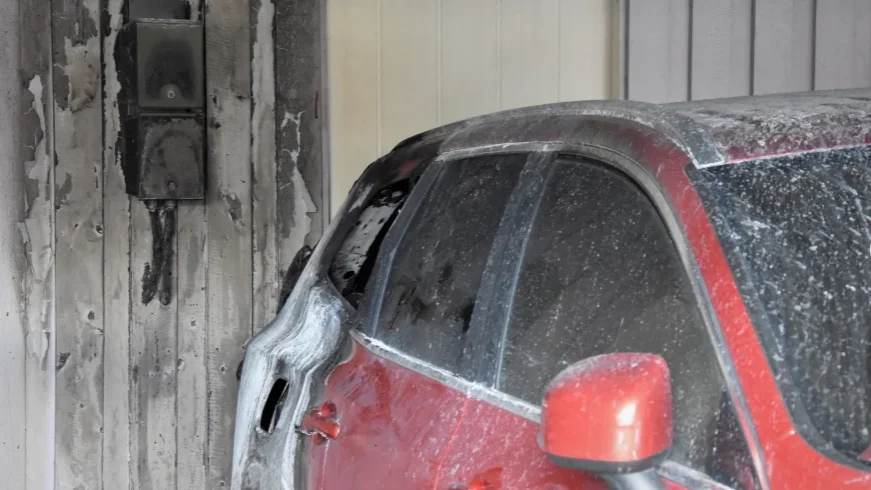 En av de skadade bilarna efter bränderna i Haparanda.
