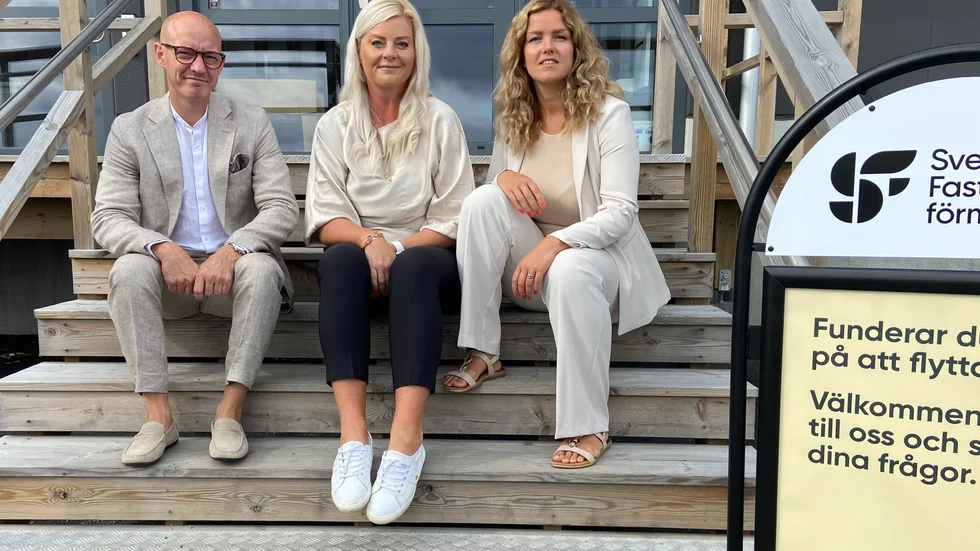 Strängnäsprofilen Elisabet Jacobsen flankeras av nya franchisetagarna Henrik Backman och Ida Olheim. "Framöver får jag mer tid över för det jag brinner för", säger Elisabet Jacobsen.