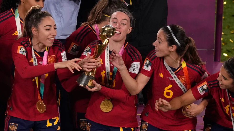 Från vänster: Olga Carmona, Eva Navarro, Aitana Bonmati och Alba Redondo firar VM-guldet.