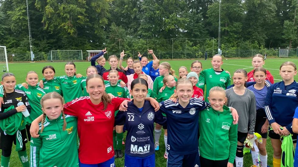 Tillsammans. Under ledning av Motala AIF:s samarbetsklubb IFK Norrköping samlades ungdomar från olika klubbar på Idrottsparken. Här ses från vänster Lowis Göransson, Zeros, Eda Hellstrand, Boren, Alma Issa, LSW, Edit Gardell, Borensberg, och Awa Falk, Vadstena GIF.