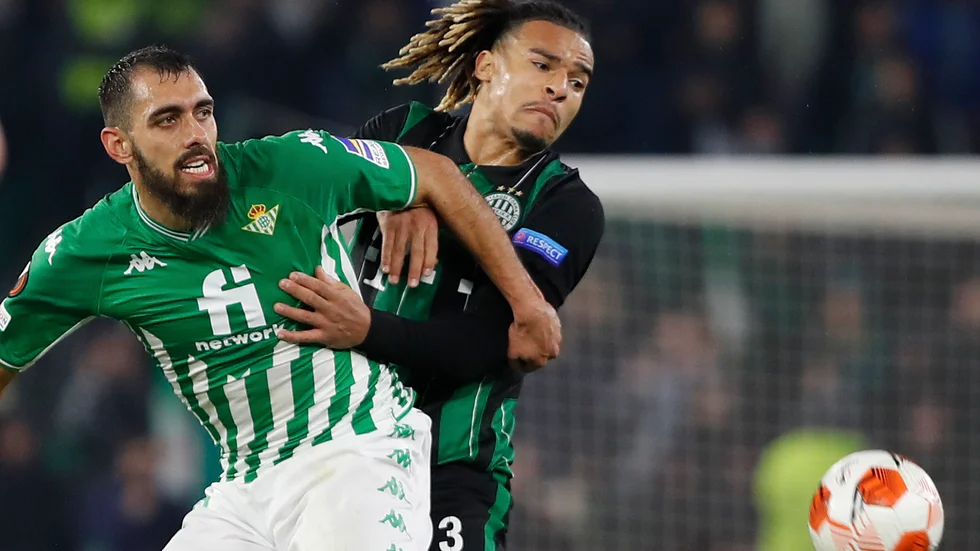 Borja Iglesias, till vänster, kommer att bojkotta landslaget efter beskedet att Spaniens fotbollsordförande sitter kvar på sin post.