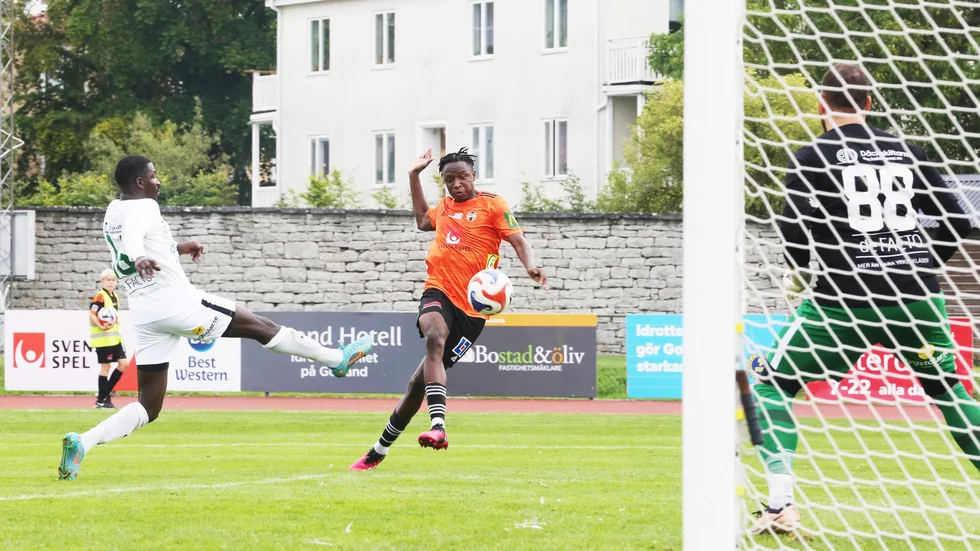 Abou David Mendy gjorde två mål när FC Gute tog säsongens första seger.