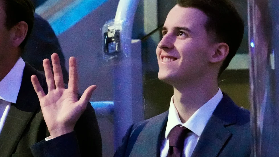 Rodion Amirov vinkar till publiken i samband med en NHL-match mellan Toronto och Washington i oktober 2022.