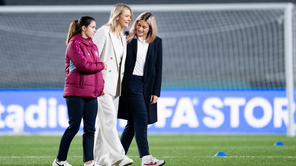 Barcelonatrion Aitana Bonmatí, Fridolina Rolfö och Alexia Putellas på Eden Parks gräsmatta inför VM-semifinalen i fotboll mellan Rolfös Sverige och Bonmatís och Putellas Spanien.