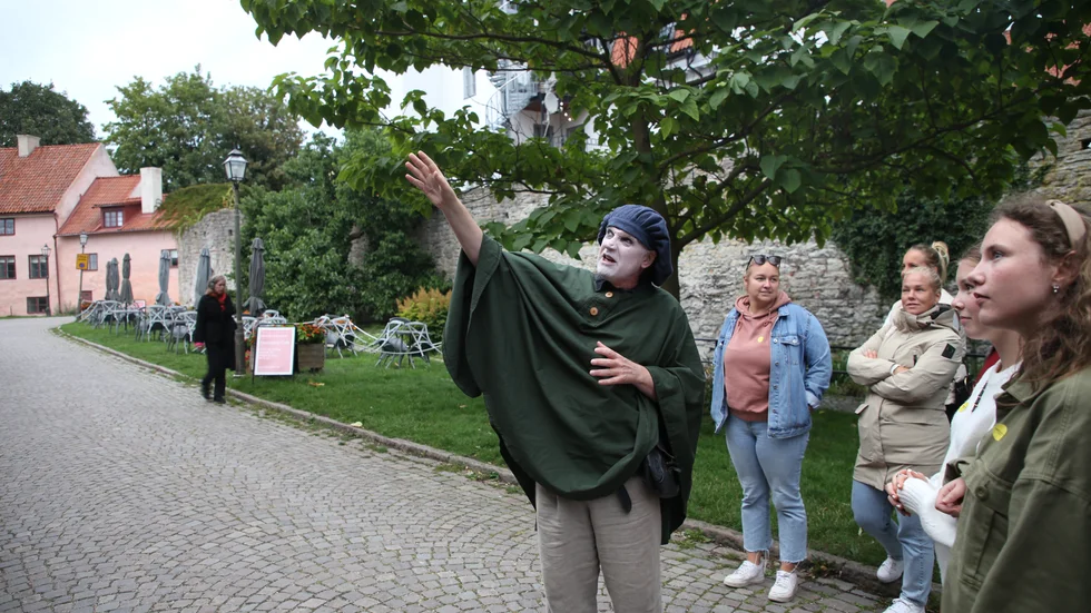 Kent Vickel talar till gruppen på ett av många stopp som leder upp till Dalmansporten. 