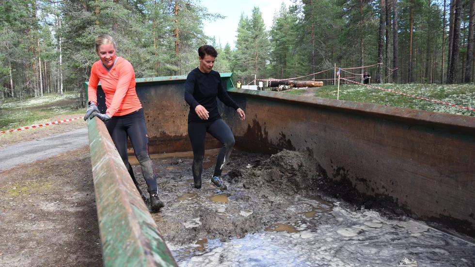 Laget vadade genom gyttjebadet, som var ett av 20 hinder på den sex kilometer långa sträckan.