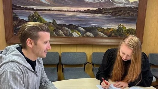 Erik Fagerström och Liv Aira när hyresavtalet skrivs under.