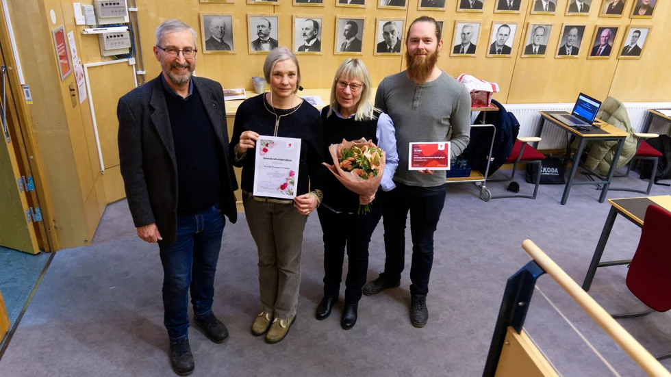Jan-Erik Svenblad, Anna Hellerstedt, Ewa Larsson och Martin Berggren från föreningen Doverstorp flyktingläger tog emot Finspångs kommuns demokratistipendium för 2023. 