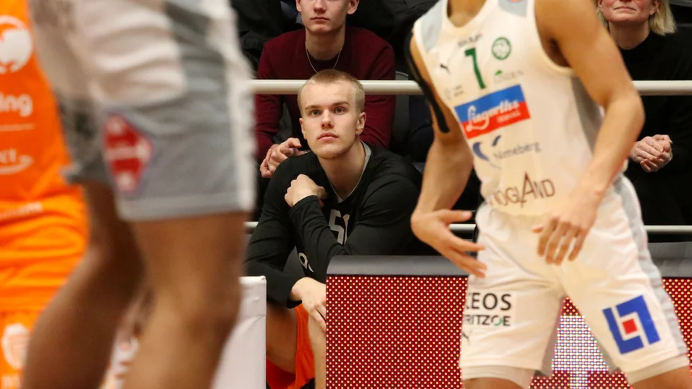 Viktor Byström är van att ta på plats på bänken med Dolphins A-lag.