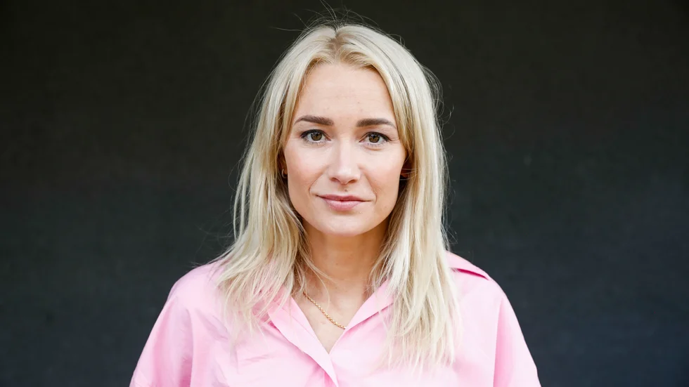 Lugnet i lyxlyan blev kortvarigt för Ellen Bergström – efter bara några månader klagade en granne på en vattenläcka. Nu har bostadsrättsföreningen valt att stämma Ellen Bergström och ex-partnern Niclas Lij på närmare 400 000 kronor.