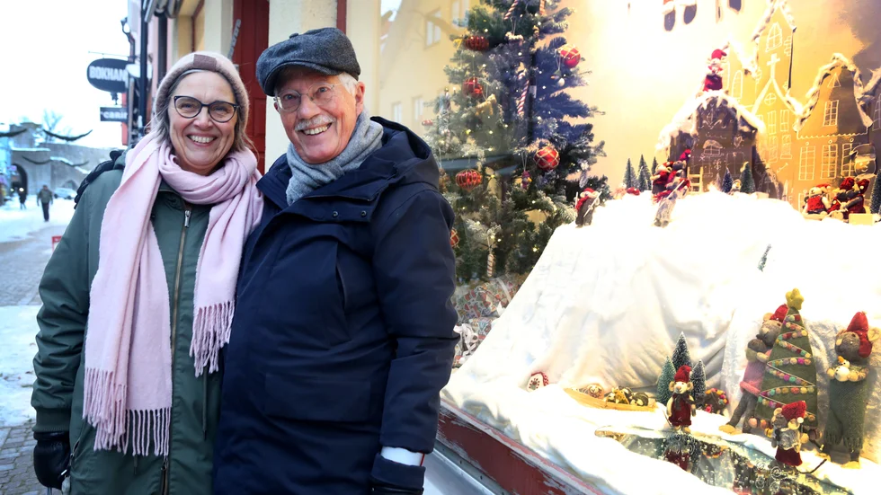 Karin och Ulf Palmenfelt träffades på nyårsafton 1978. ”Vi lever ett väldigt ojämlikt liv, för jag jobbar och Ulf är pensionär”, säger hon, medan han berättar att han lagar all mat hemma: ”Särskilt till julen, lägga in sill, grava lax och strömming måste man göra – annars blir det inte bra”.